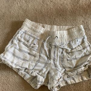 White athleta flowy shorts